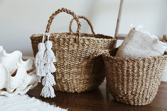 WOVEN WHITES. NATURAL POM POM BEACH BASKET FOR THE HOME