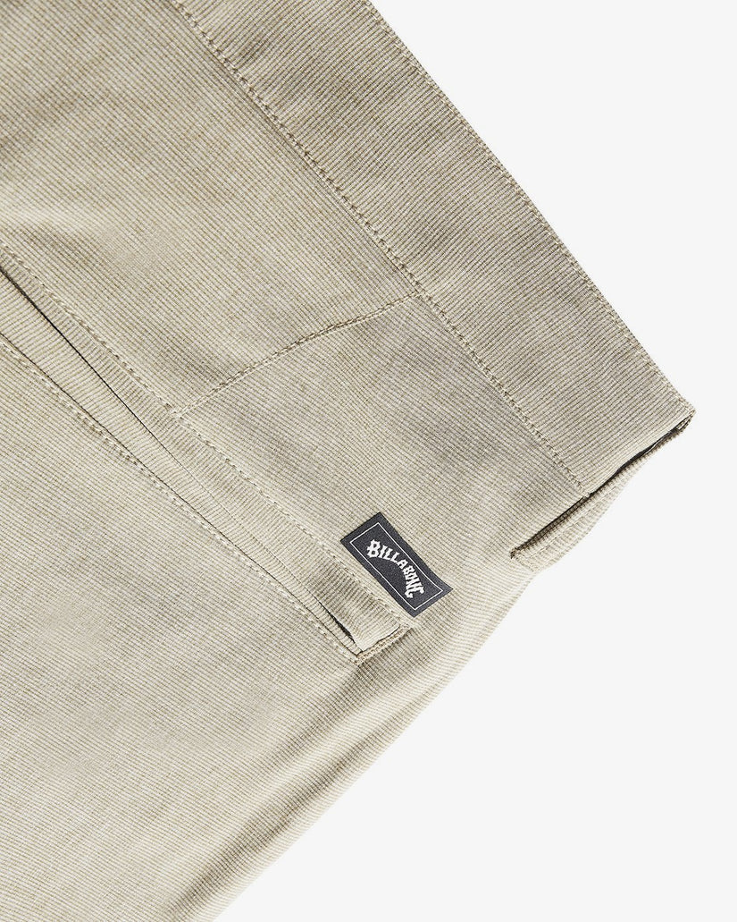 Crossfire 21" Hybrid Submersible Shorts - Khaki